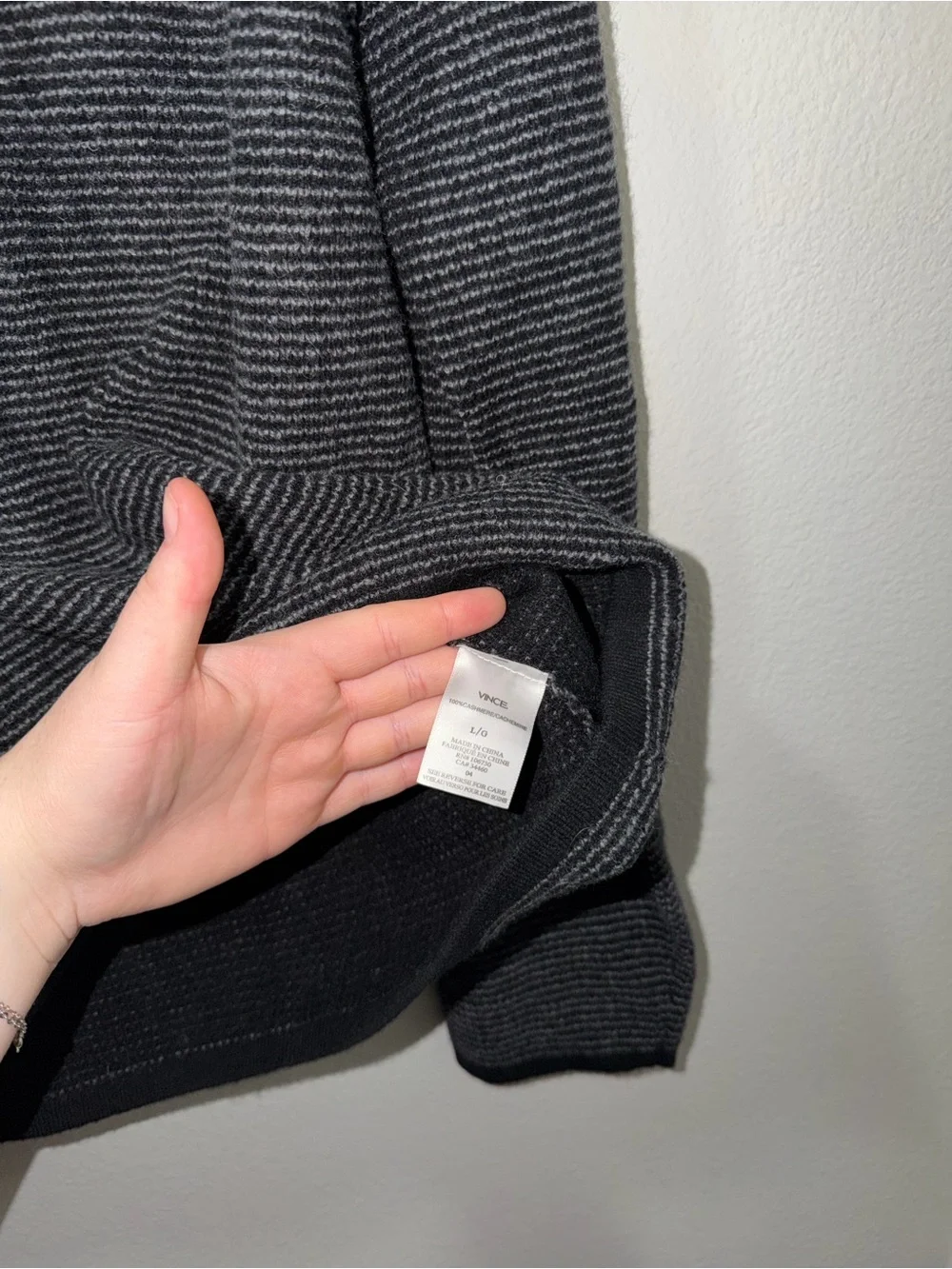 Men’s VINCE 100% CASHMERE CREWNECK SWEATER Black Soft Large Quiet Luxury Preppy